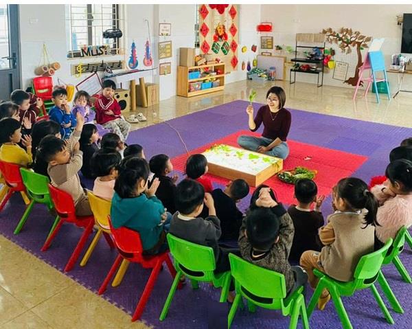 Giờ hoạt động tạo hình từ bàn ánh sáng của các con lớp 3-4 Tuổi C1