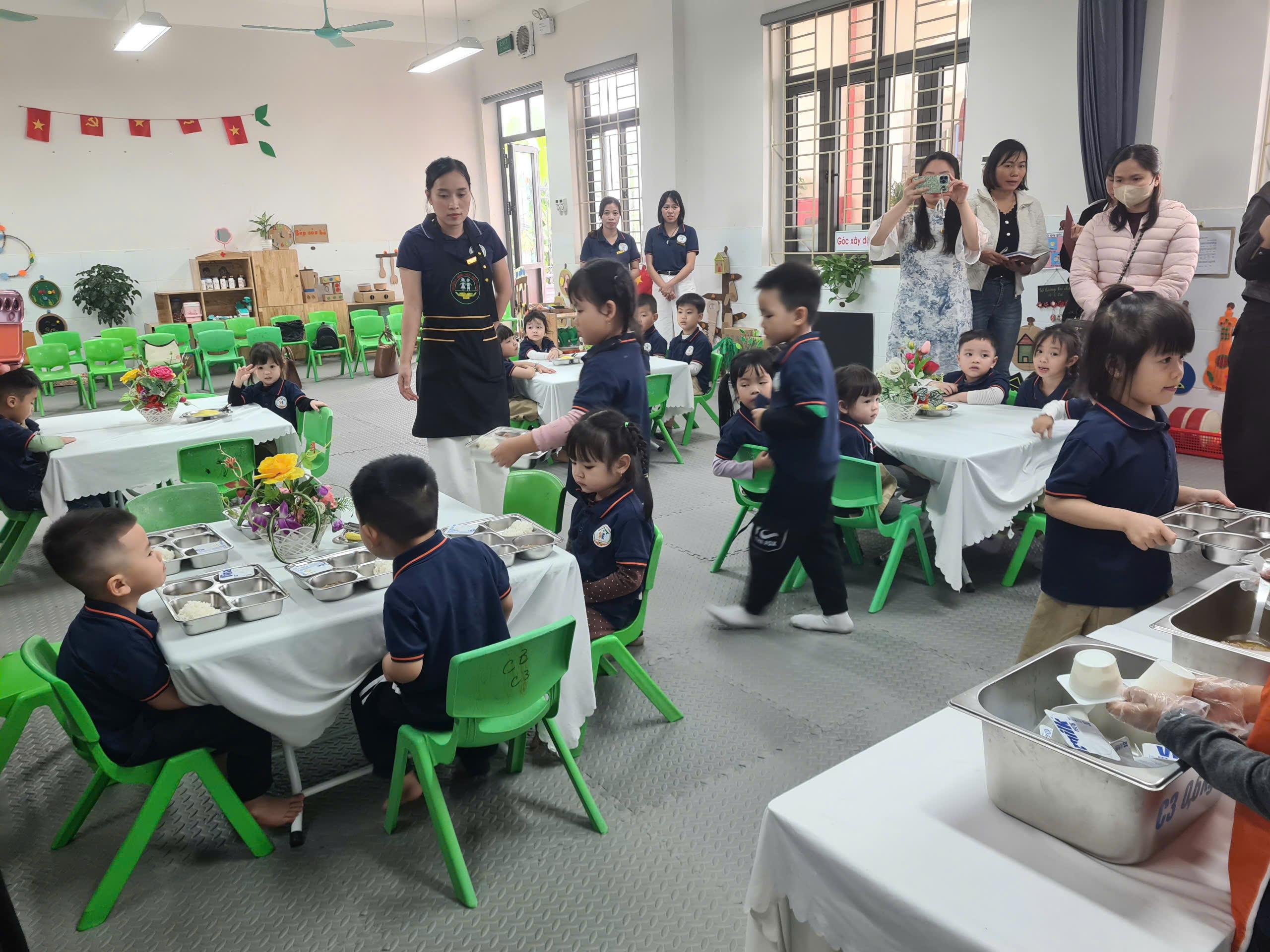 Đi học các con được học như thế nào và ăn uống ra sao ạ