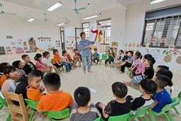 Đua nghe thuat roi can Te Tieu vao tiet hoc cua truong mam non Hop Thanh