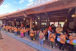 Hoạt động thăm  quan Đền Vua Đinh tại xã Hợp Thanh, Mỹ Đức, Hà Nội.