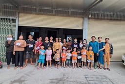Hoạt động trao quà cho trẻ mầm non trong đợt bão Yagi